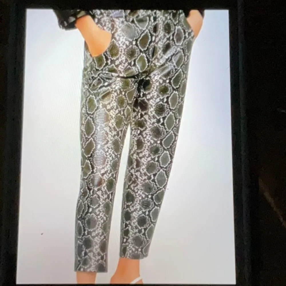 NWT women’s MANGO python print capri pants, size 2 - Picture 2 of 7